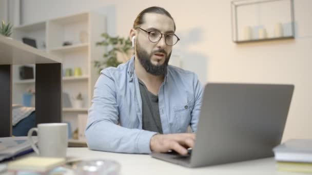 Cansado Jovem Tirando Óculos Depois Trabalhar Duro Computador Trabalho Estressante — Vídeo de Stock