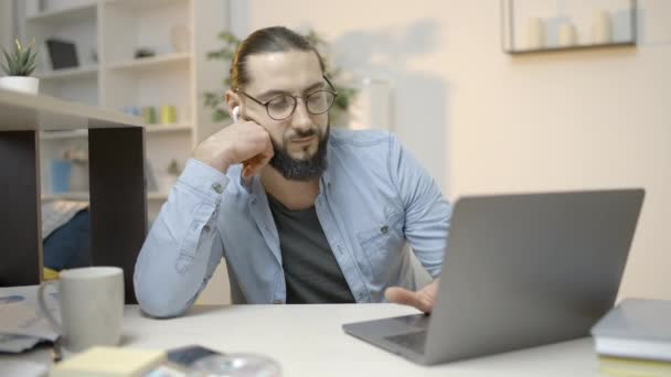 Giovane Esausto Addormentarsi Alla Scrivania Del Computer Stanco Lavorare Sodo — Video Stock