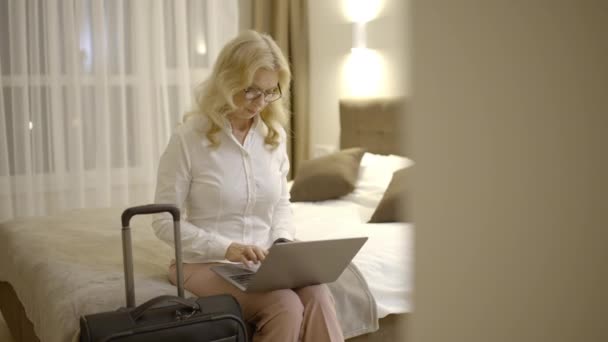Зрелая Деловая Женщина Очках Печатающая Ноутбуке Отеле Командировка Карьера — стоковое видео