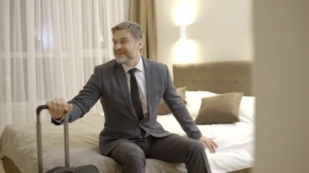 Happy Businessman Těší Odpočinek Pohodlném Luxusním Hotelu Ubytování — Stock video