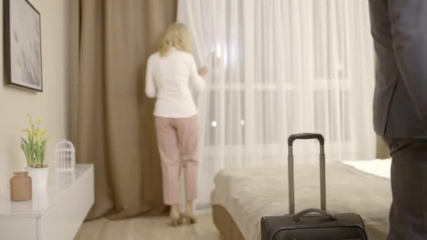 Gestionnaires Hommes Femmes Arrivant Dans Chambre Hôtel Conférence Affaires Service — Video