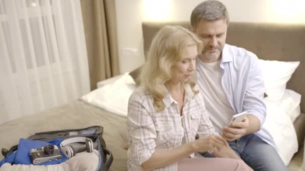 Uśmiechnięty Mąż Żona Oglądają Zdjęcia Podróży Smartfonie Wspomnienia Wakacji — Wideo stockowe