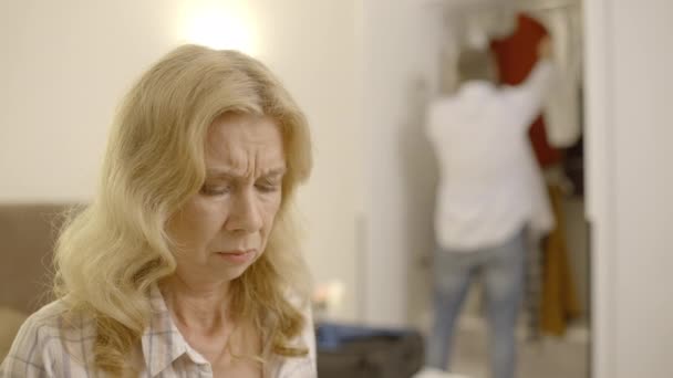 Rozzlobený Manžel Kufrem Opouští Smutnou Manželku Pár Odloučení Rozchod — Stock video