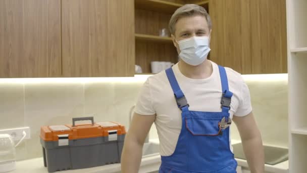 Reparateur Schutzmaske Mit Blick Auf Kamera Professioneller Reparaturservice — Stockvideo