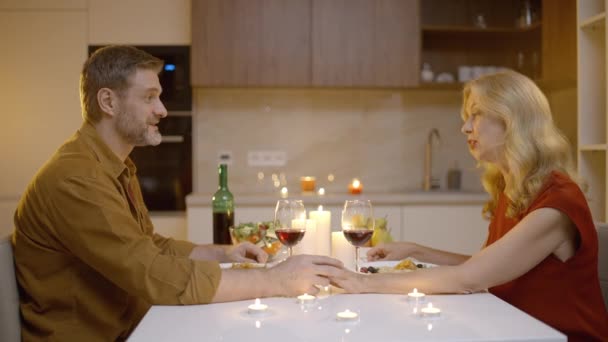 Lächelndes Paar Beim Romantischen Abendessen Händchenhalten Valentinstag — Stockvideo