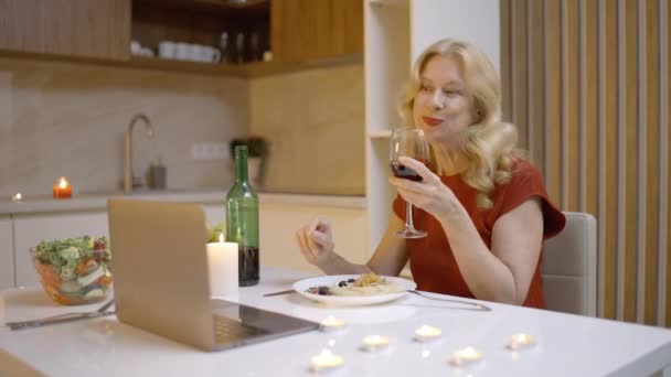 Fröhliche Dame Mit Einem Glas Wein Gespräch Mit Ehemann Online — Stockvideo