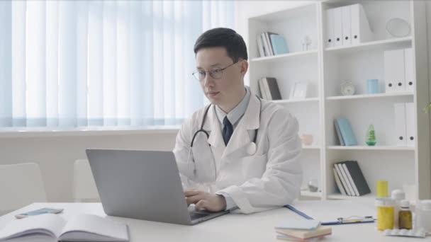 Umtriebiger Therapeut Tippt Laptop Berät Patienten Online Gesundheitsdienste — Stockvideo