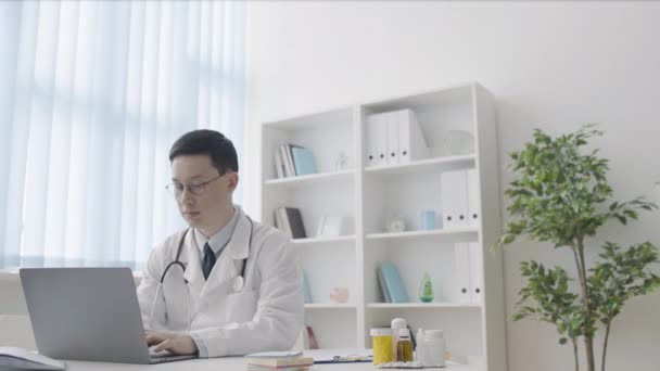 Médecin Professionnel Réfléchissant Sur Diagnostic Remplissant Les Dossiers Médicaux Sur — Video