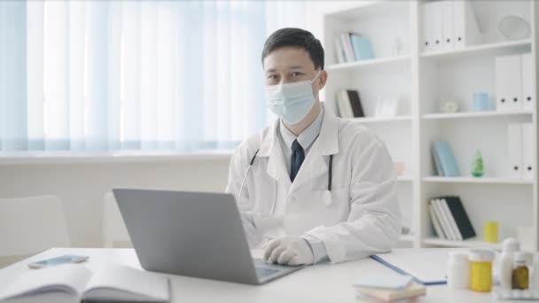 Čínský Lékař Lékařské Masce Rukavice Úsměvem Vačce Opatření Práci — Stock video