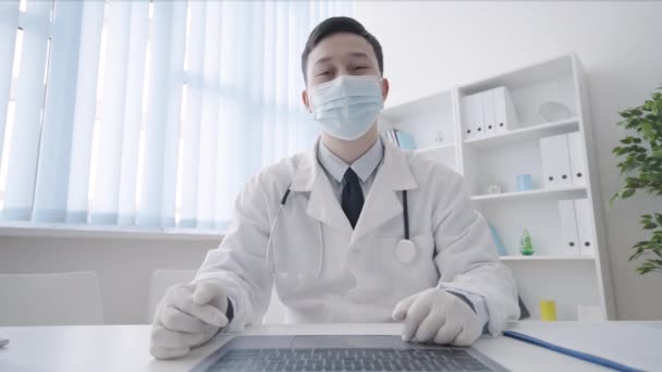 Männlicher Arzt Mit Schutzmaske Und Handschuhen Berät Patienten Online Pandemie — Stockvideo