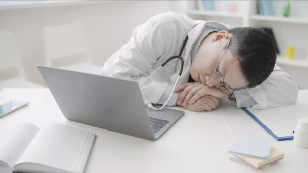 Doctor Agotado Durmiendo Escritorio Del Consultorio Cansado Del Turno Extra — Vídeos de Stock