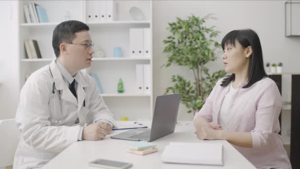 Männliche Gynäkologe Beratung Asiatische Patientin Der Klinik Frauen Gesundheitsdienste — Stockvideo