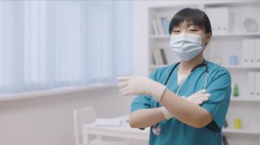 Başarılı Asyalı kadın doktor göğsünde çapraz kollar, profesyonel sağlık hizmetleri
