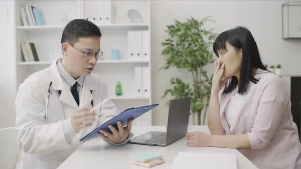 Gynäkologe Erzählt Glücklichen Asiatischen Frau Gute Nachrichten Hoffnung Auf Schwangerschaft — Stockvideo