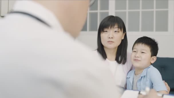 Glückliche Asiatische Frau Und Kleiner Junge Gespräch Mit Kinderpsychologen Familientherapie — Stockvideo