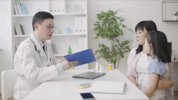 Médecin Consultant Femme Asiatique Petite Fille Clinique Services Pédiatriques — Video