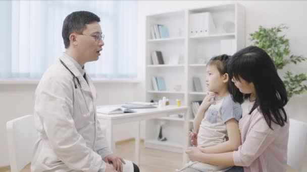 Kbb Doktoru Asyalı Küçük Kızı Muayene Ediyor Hastanede Anne Çocuğa — Stok video