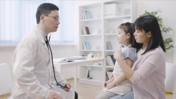 Pediatr Vyšetřující Asijské Dívka Matka Dítě Hostující Lékař Pro Léčbu — Stock video