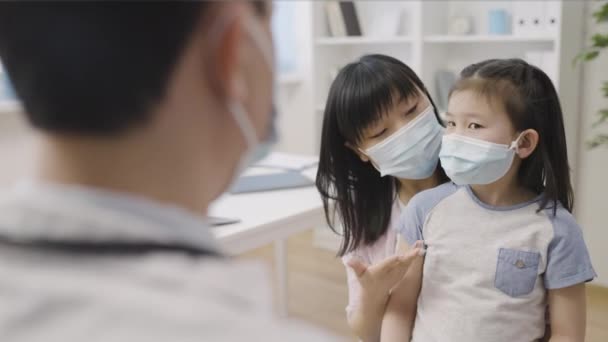 Chinesische Mutter Und Tochter Gesichtsmasken Besuchen Arzt Zur Behandlung Epidemie — Stockvideo