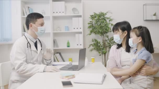 Дружня Сім Лікар Консультування Азіатської Жінки Маленької Дівчинки Охорона Здоров — стокове відео