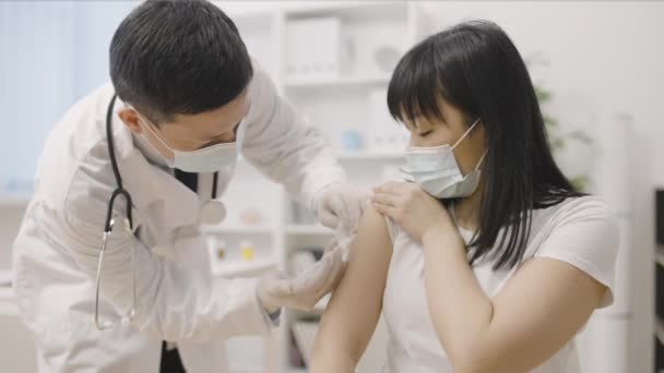 Γιατρός Ενέσιμη Εμβόλιο Στην Ασιατική Γυναίκα Ανοσοποίηση Κατά Των Ασθενειών — Αρχείο Βίντεο