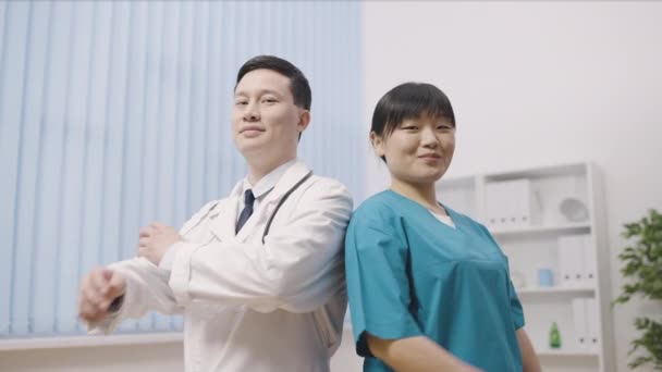 Команда Профессиональных Врачей Азиатов Скрещивающих Руки Груди Службы Здравоохранения — стоковое видео