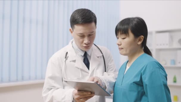 Erfahrene Asiatische Ärztin Unterrichtet Weibliche Praktikantin Medizinische Ausbildung Karriere — Stockvideo
