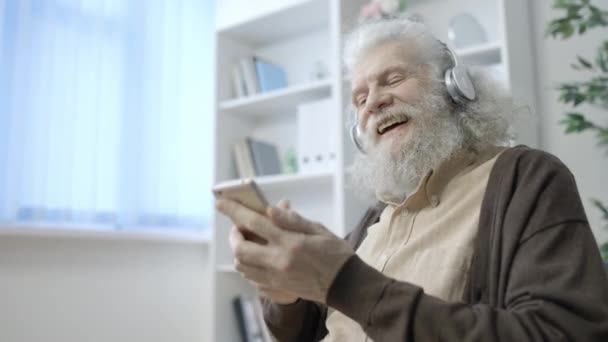 Glad Gråhårig Man Hörlurar Lyssnar Musik Smartphone App Kul — Stockvideo