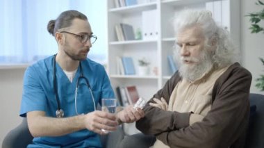 Kıdemli hasta ilaç almayı reddediyor, hemşire evde emeklilere bakıyor.