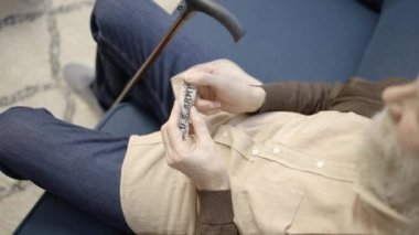 Olgun emektar, Amerikan ordusunun etiketini elinde tutuyor, kayıp arkadaşları ve anıları var.