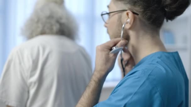 Médico Ouvindo Sons Respiratórios Nos Pulmões Paciente Doença Respiratória — Vídeo de Stock