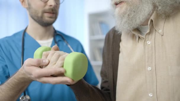 Personale Ospedaliero Che Assiste Nonno Anziano Sollevare Manubri Fisioterapia — Video Stock