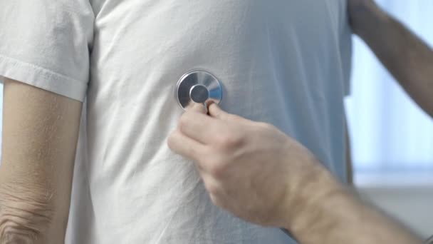 Läkare Med Stetoskop Som Undersöker Lungor Fysisk Undersökning Lunginflammation — Stockvideo