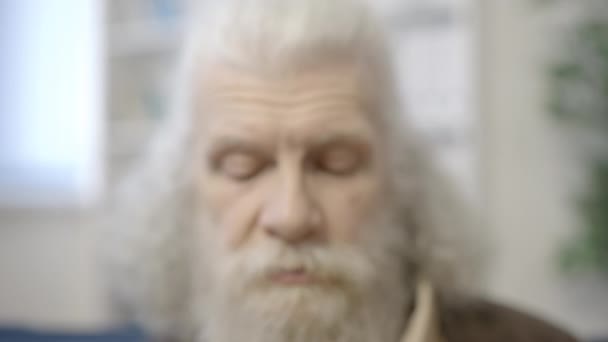 Одинокий Пожилой Мужчина Смотрит Камеру Подавленный Седой Пенсионер Печаль — стоковое видео