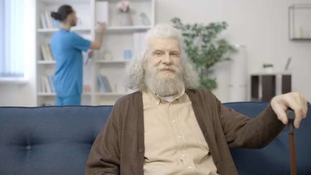 Feliz Anciano Con Bastón Sonriendo Cámara Cuidado Del Hogar Ancianos — Vídeo de stock