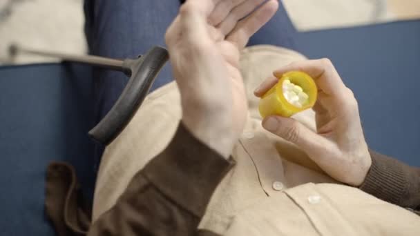 Hombre Enfermo Tomando Pastillas Blancas Botella Necesidades Atención Médica Las — Vídeos de Stock