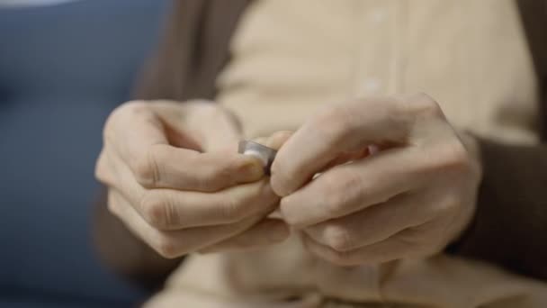 Homme Âgé Prenant Analgésique Eau Potable Provenant Verre Hypertension Artérielle — Video