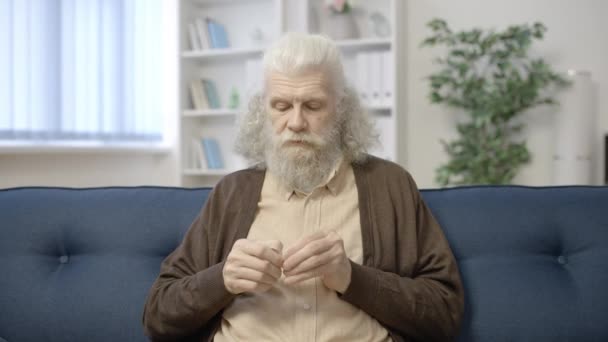 Šedovlasý Důchodce Užívající Bílou Pilulku Zdravotní Péče Starší Pacienty Cukrovka — Stock video