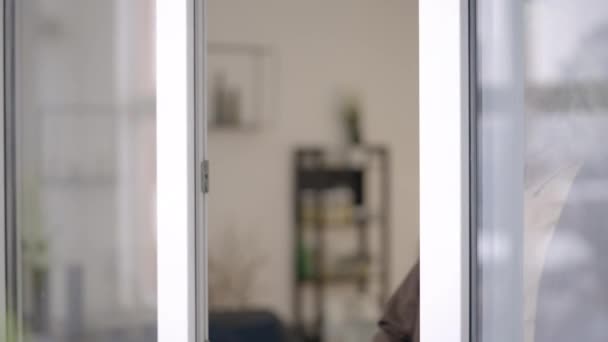 Positiv Pensionerad Man Sträcker Sig Morgonen Tittar Genom Fönstret Lycka — Stockvideo