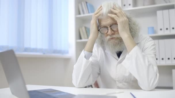 Fáradt Háziorvos Asztalnál Klinikán Rossz Diagnózis Túlmunka — Stock videók