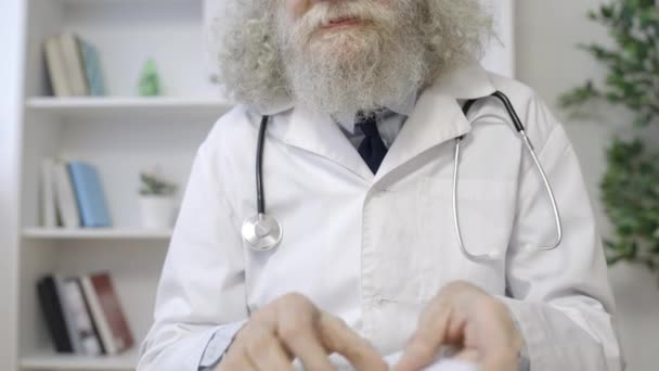 Médico Sonriente Sacando Dinero Sobre Crisis Ética Medicina — Vídeos de Stock