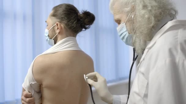 Médecin Masqué Faisant Examen Respiratoire Virus — Video