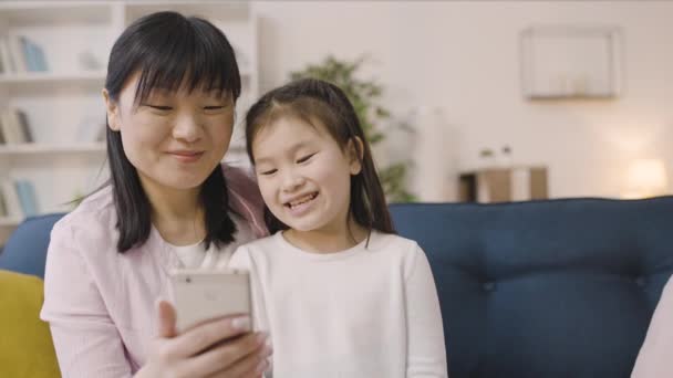 Mujer Asiática Niña Mirando Teléfono Inteligente Utilizando Aplicación Móvil Juntos — Vídeo de stock