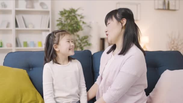 Sincero Amor Emociones Asiático Poco Hija Madre Abrazo Feliz Familia — Vídeo de stock