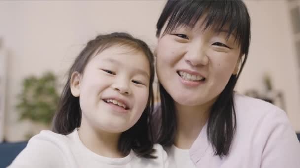 Asiática Chica Madre Hablando Sonriendo Haciendo Videollamada Tecnología Moderna — Vídeo de stock