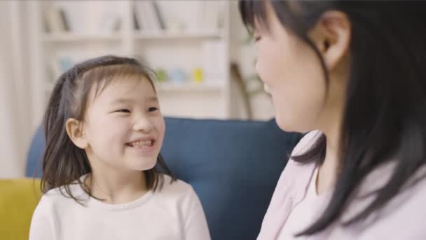 Gelukkig Aziatisch Meisje Knuffelen Moeder Met Liefde Glimlachen Ouder Kind — Stockvideo