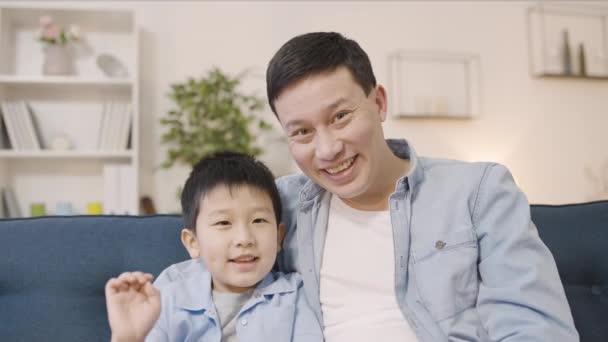 아시아인 아버지와 카메라로 이야기하고 웃으면서 온라인으로 비디오 전화를 — 비디오