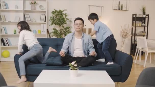 Calme Asiatique Homme Méditant Sur Canapé Enfants Actifs Jouer Autour — Video