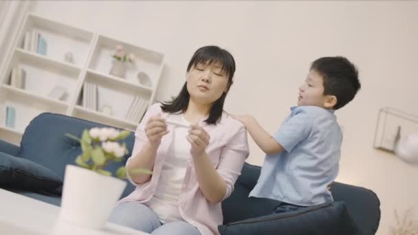 Depresyondaki Asyalı Kadın Hamilelik Testinden Memnun Değil Iki Gürültücü Çocuk — Stok video