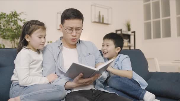 Zmęczony Ojciec Czytający Opowiadania Niegrzecznym Dzieciom Problemy Zachowaniem Dzieci Rodzicielstwo — Wideo stockowe